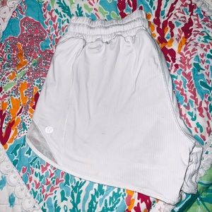 lululemon low rise 2.5” hotty hot shorts
